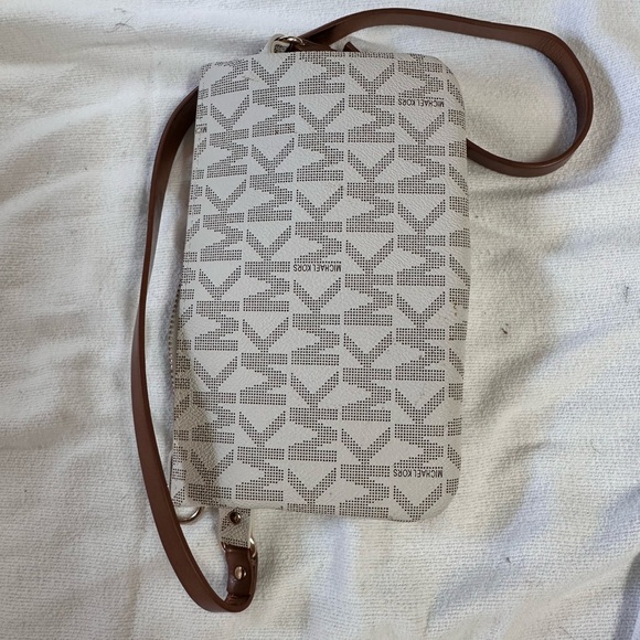 Michael Kors small Fanny pack. - Picture 2 of 3